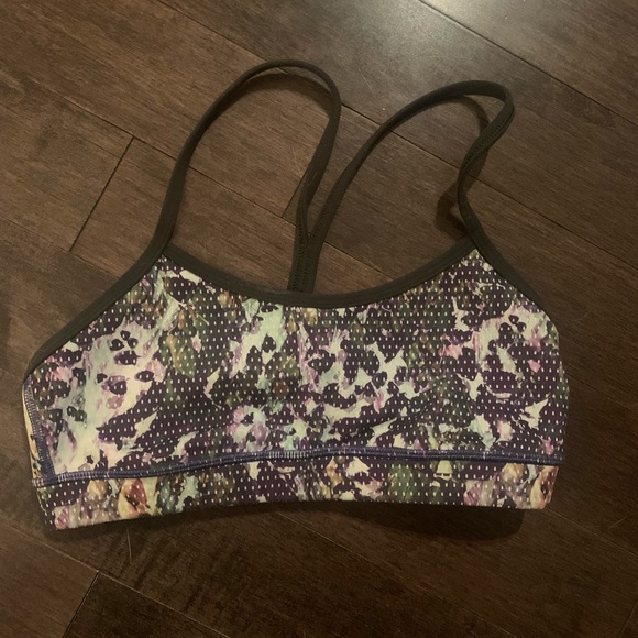 Lululemon sports bra with criss cross back size:6 - Picture 1 of 4